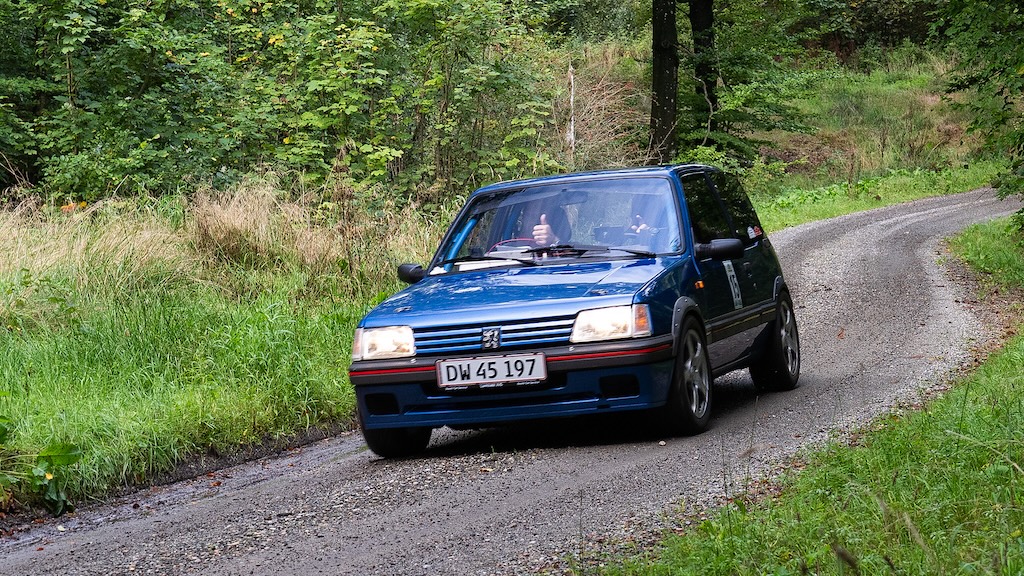 Peter Hansen, St. Heddinge og Hans Christian G. Jensen, St. Heddinge, som fører mesterskabet i Touring klassen, ses her ved Skibet vest for Vejle i 5. afdeling af DASU Classic Regularity 2025. Med et godt resultat i Rally Monte Carlebo Historique, er de sikre på Danmarksmesterskabet.
(Foto: Viggo Johansen, rallypics.dk)